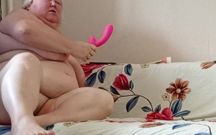 Zona901: Suegra pasa tiempo masturbándose el coño peludo con juguetes