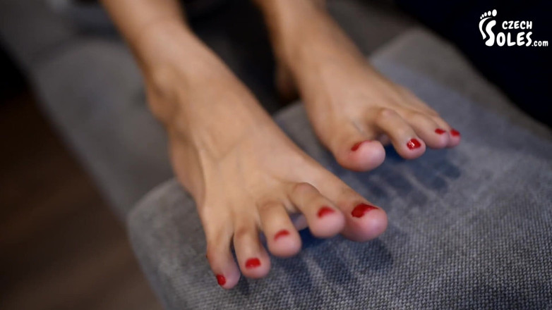 Czech Soles - foot fetish content: Kaki seksi pembantu rumah tangga muda dipuja