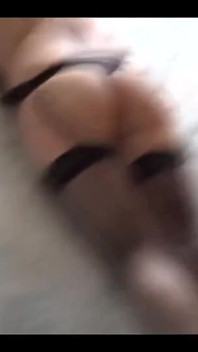 Ich liebe es, sich nackt und in dessous vor den freunden meines stiefsohns zu zeigen, sie wollen mich ficken