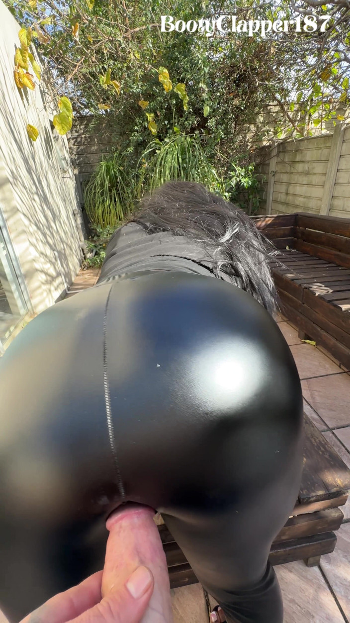 BootyClapper187: Haar Glanzende Latexbroek Neemt Een Enorme Cumshot