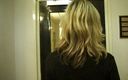Flash Model Amateurs: Otäck blond tjej som pissar i badrummet