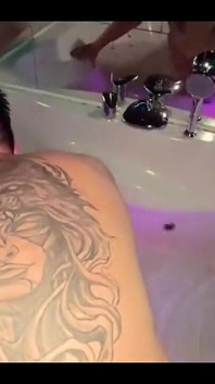 ジャグジーでの熱いセックス、水中でのフェラチオ、そしてセックス