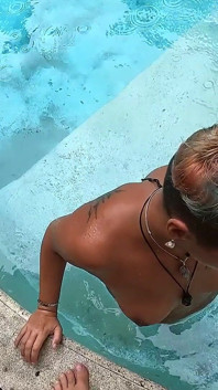 Boquete arriscado na piscina em um resort