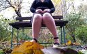 SoloRussianMom: 胖美女坐在长凳上，双腿张开，通过她的内裤撒尿。