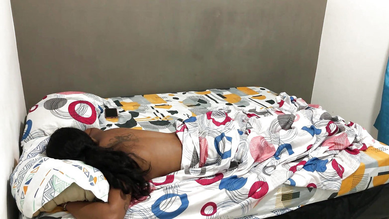 Johanna_love: Adik tiri saya bersendirian di atas katilnya dan saya masuk...