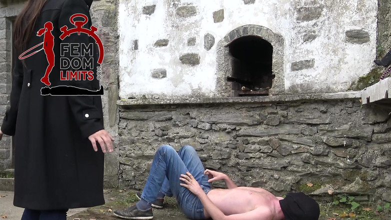 femdomlimits: 奴隷はゴム長靴で激しく踏みつけられた