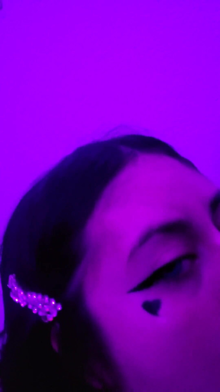 DherlyDoll: Hermosa colegiala Dherlydoll me da una deliciosa mamada de garganta...