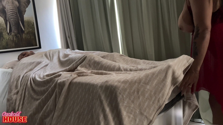 CuckoldHouse: 已婚黑发女郎在被戴绿帽子的丈夫拒绝后与她天赋满满的姐夫发生性关系