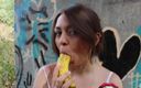 Miriam Prado: Buitenshuis een goede masturbatie met een banaan? Waarom niet!