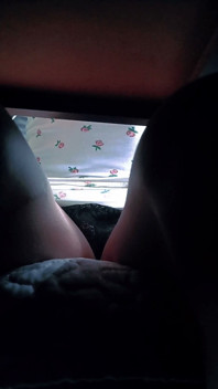 Dưới bàn perving: trêu chọc mặc quần áo, ren & femcock mềm tiết lộ
