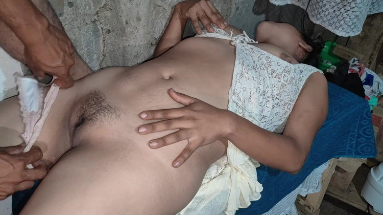 Marys: Elle gémit et jouit dans la chatte vierge de sa...