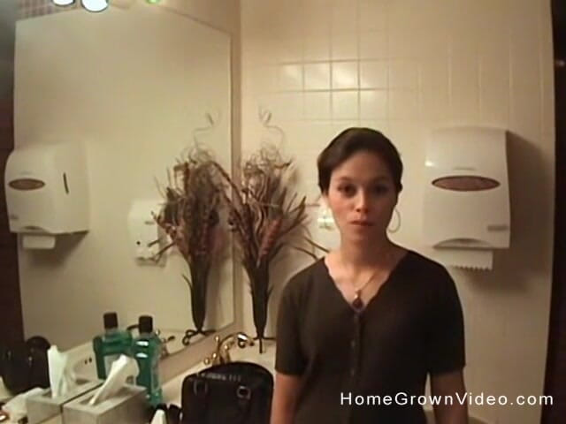 Homegrown Oral: Милашка-брюнетка Zenna пробует глубоко заглатывает член