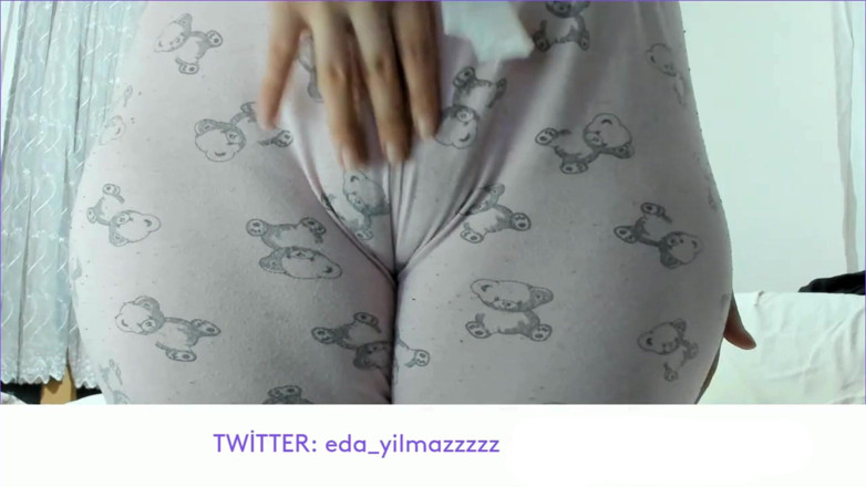 Bigass_sexy_bigboobs: Camel toe - tante seksi turki lagi asik masturbasi pakai piyama...