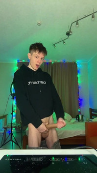 Tengok Berapa Banyak Air Mani – Twink Lapar Ini Boleh Sembur