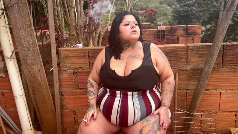 Mary Jhuana: Rustikale Ausblicke und selbstbewußte Energie: Rauchen und exudieren