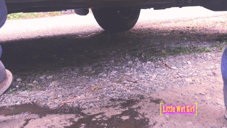 Little Wet Girl: Kencing di luar ruangan di luar mobil