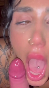 Une MILF tatouée enceinte vide un inconnu dans un sauna torride un soir