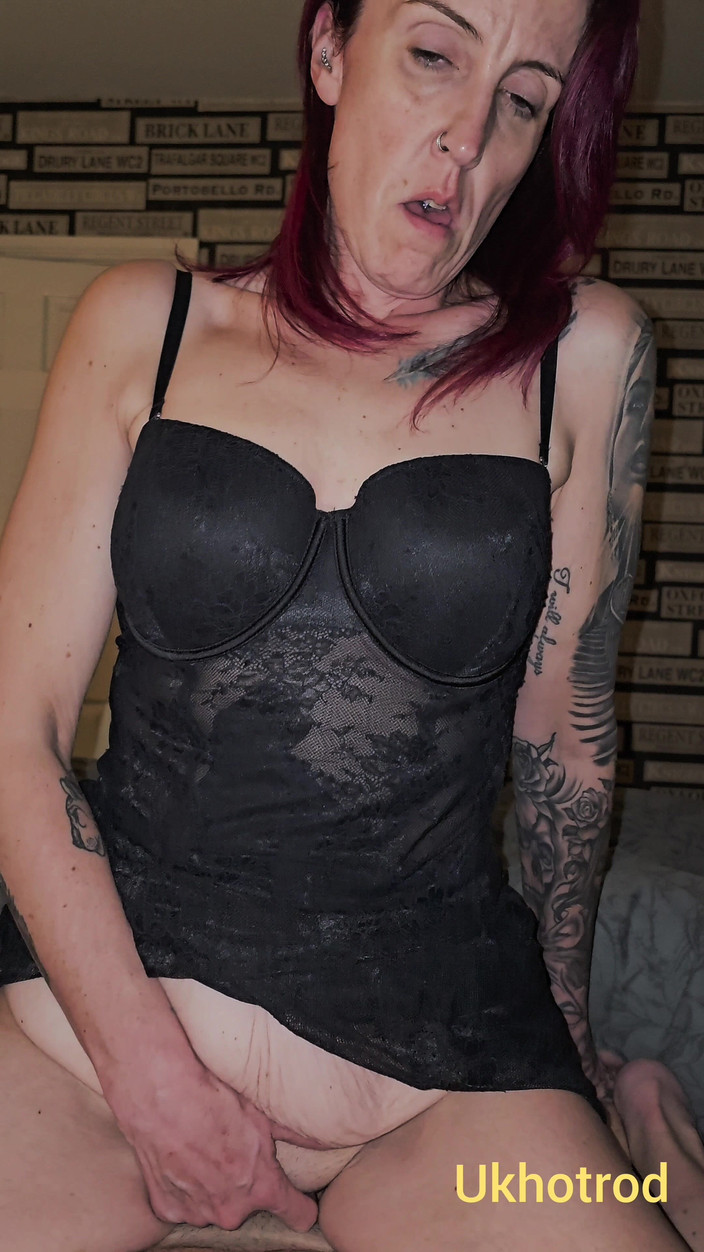 UK Hotrod: 내 자지를 따먹는 마누라 난교 1부