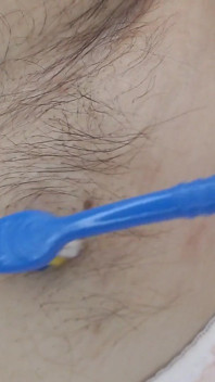 털이 무성한 겨드랑이 근접 촬영 오일 빗질