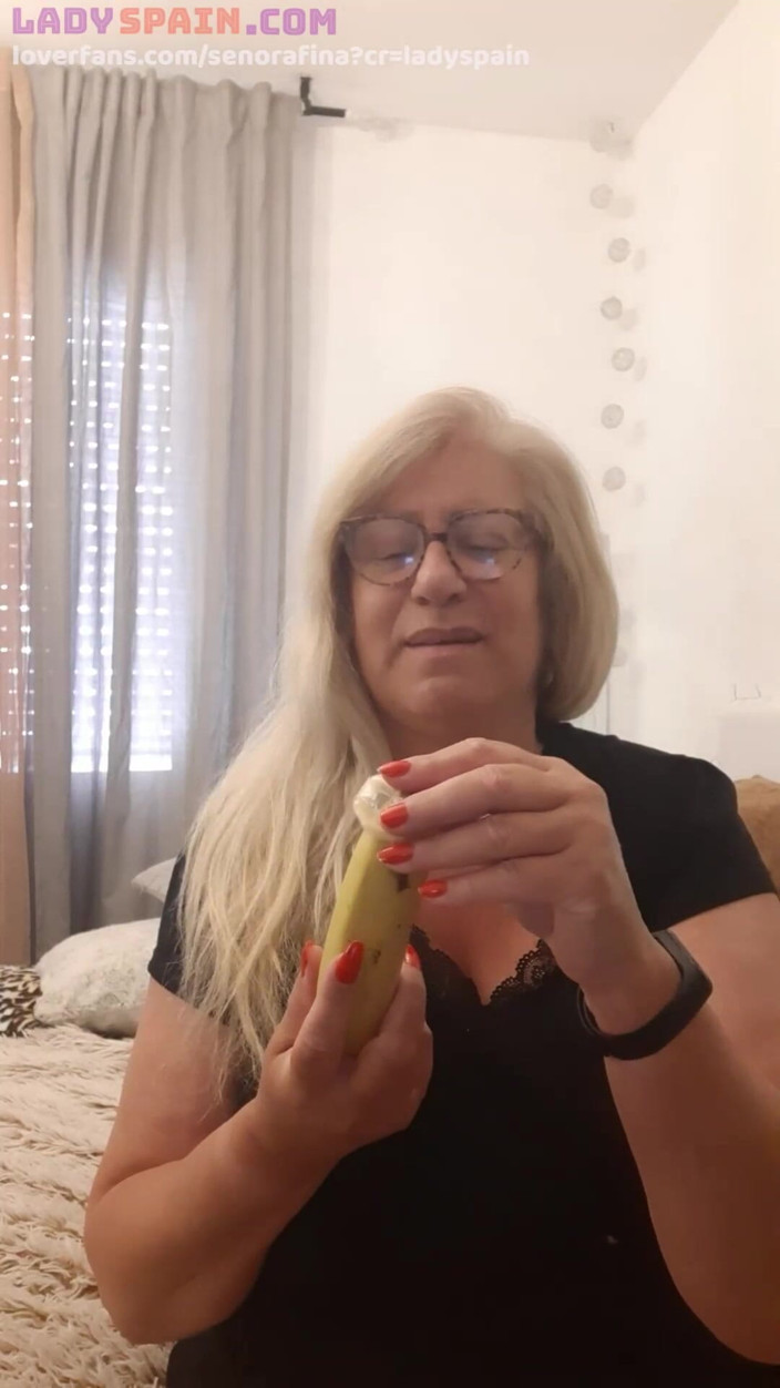 Lady Spain: Fina Wkładanie banana w jej cipce. Ona smakuje i masturbuje...