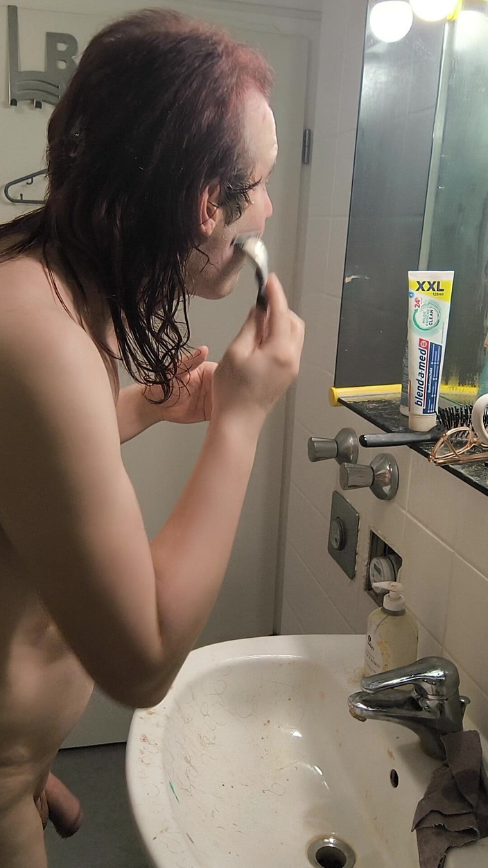 JanineLang: Mandi, cukur, keringkan dan ambil hormon