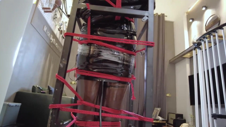 Aisan girl bondage: Mz32 - svázaná uvnitř kovového zařízení, dosahuje vibračního vyvrcholení.