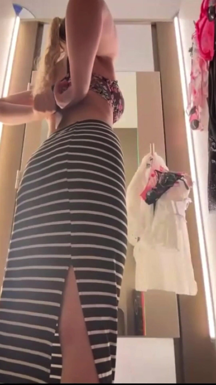 JuiceLussie: Extrémní masturbace v šatně