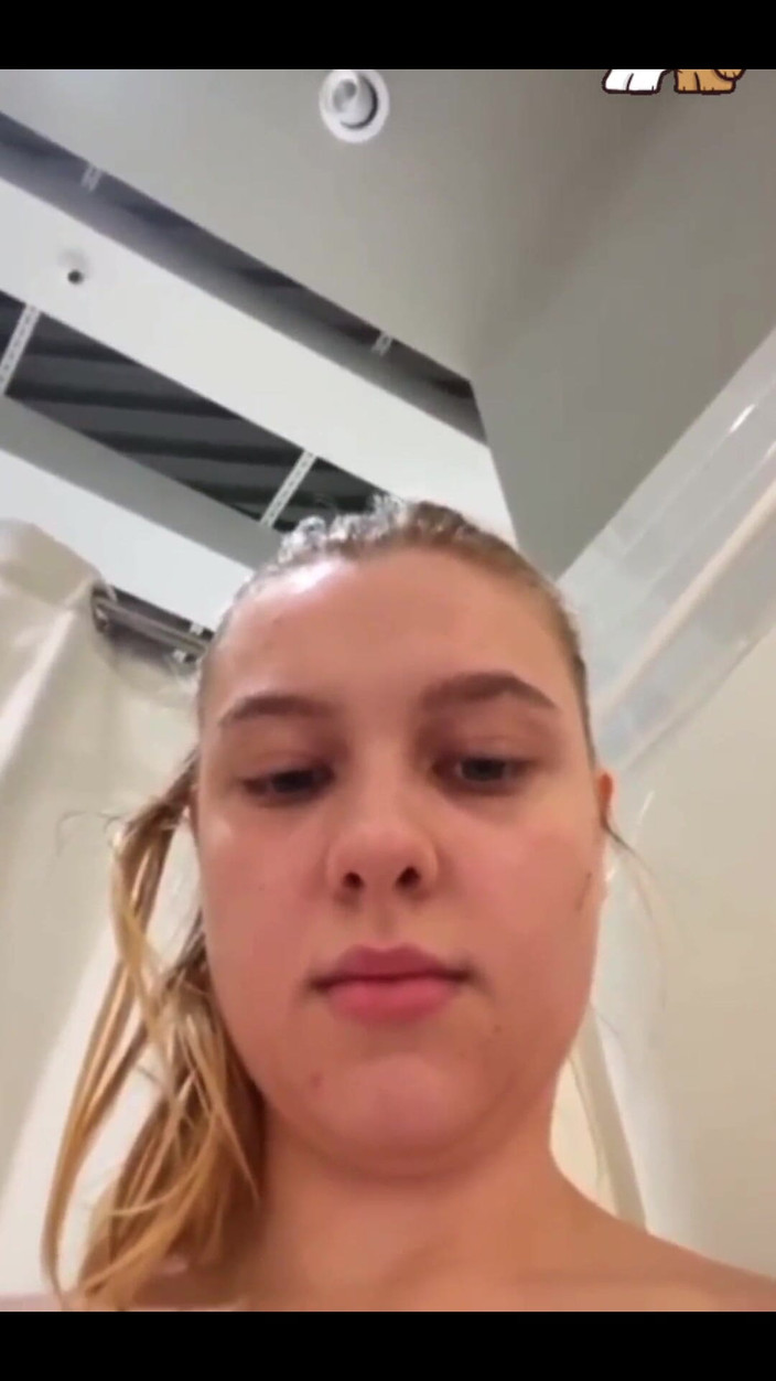 JuiceLussie: 公の場での指で膣を愛撫する