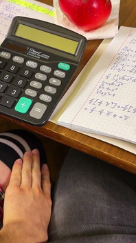 Школярка дрочить йому під партою на уроці математики. У коледжі