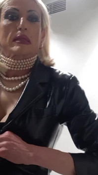 Blondă excitată. Delecta