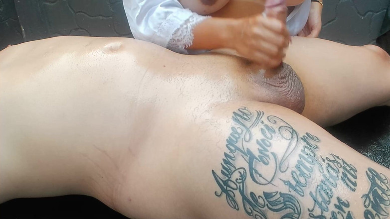 SENSESEX: Velká nevlastní matka má ráda venkovní masáž