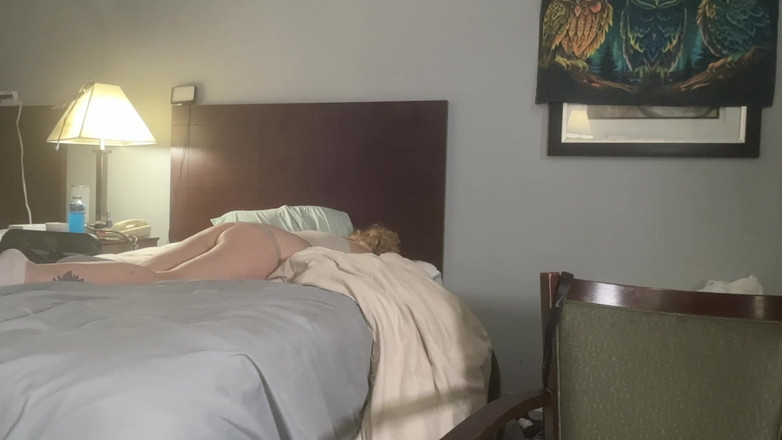 Alpha stud 4 u: Pakai mainan seks di pantatnya, lalu entot dia habis-habisan