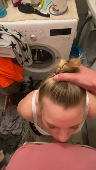 Bootyass Girl: Muie rapidă riscantă în baie când mama mea vitregă era în camera...