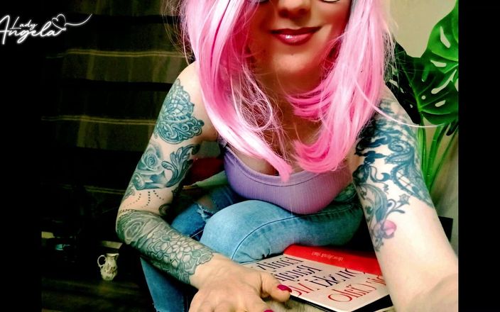 Lady_Angela: Lady Angela relaxando com um livro enquanto você olha para...