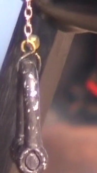 Rijpe brunette milf neemt een enorme dildo voordat ze de pik leegt