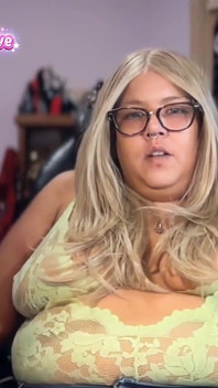นมย้วยสีบรอนซ์ BBW MILF สูบบุหรี่ Parliament Longs หายใจฝรั่งเศสในชุดชั้นในสีเขียวนีออน