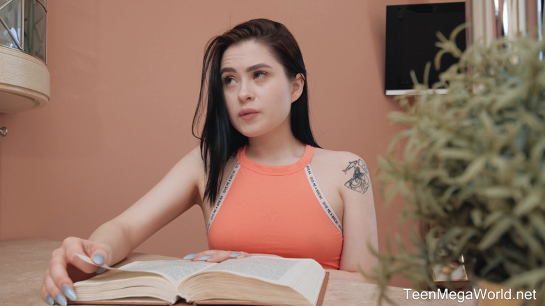 Teen Mega World: Solo orgasmo en la cocina