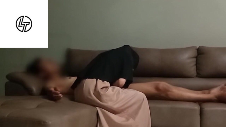 Famly sex: Sodara Hijab pasa por la casa cuando no hay nadie