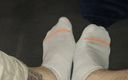 Tomas Styl: Oude versleten witte netkousen (mannelijke voeten)