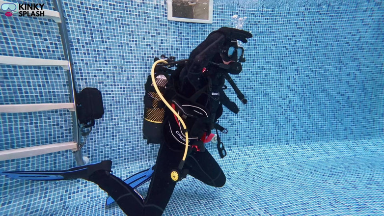 UKCuteGirl Lucy Lauren: Distracted Underwater: Toys Locked in During Dive