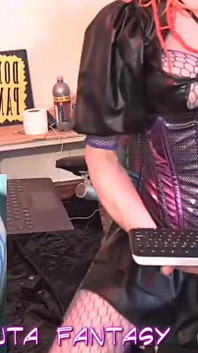 Korseli gotik prenses anal eğitim için seks sandalyesine kısa bir yolculuk yapıyor