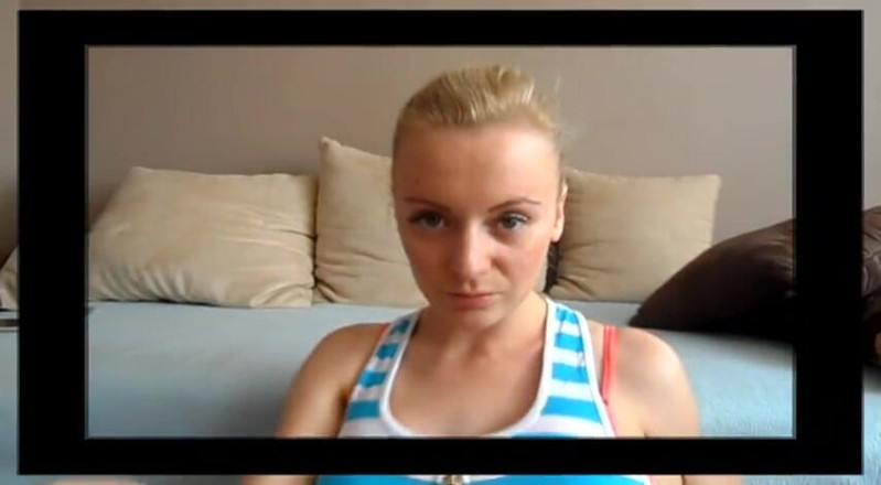 Femdom Austria: Blonde lieverd rookt een sigaret in close-up video
