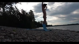 Slender nudista boy faz ioga nua em uma praia naturista. Vídeo de ioga nua por Jon Arteen Gay pornô modelo