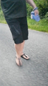 Out and About con i piedi di nylon a Birkenstock al mattino