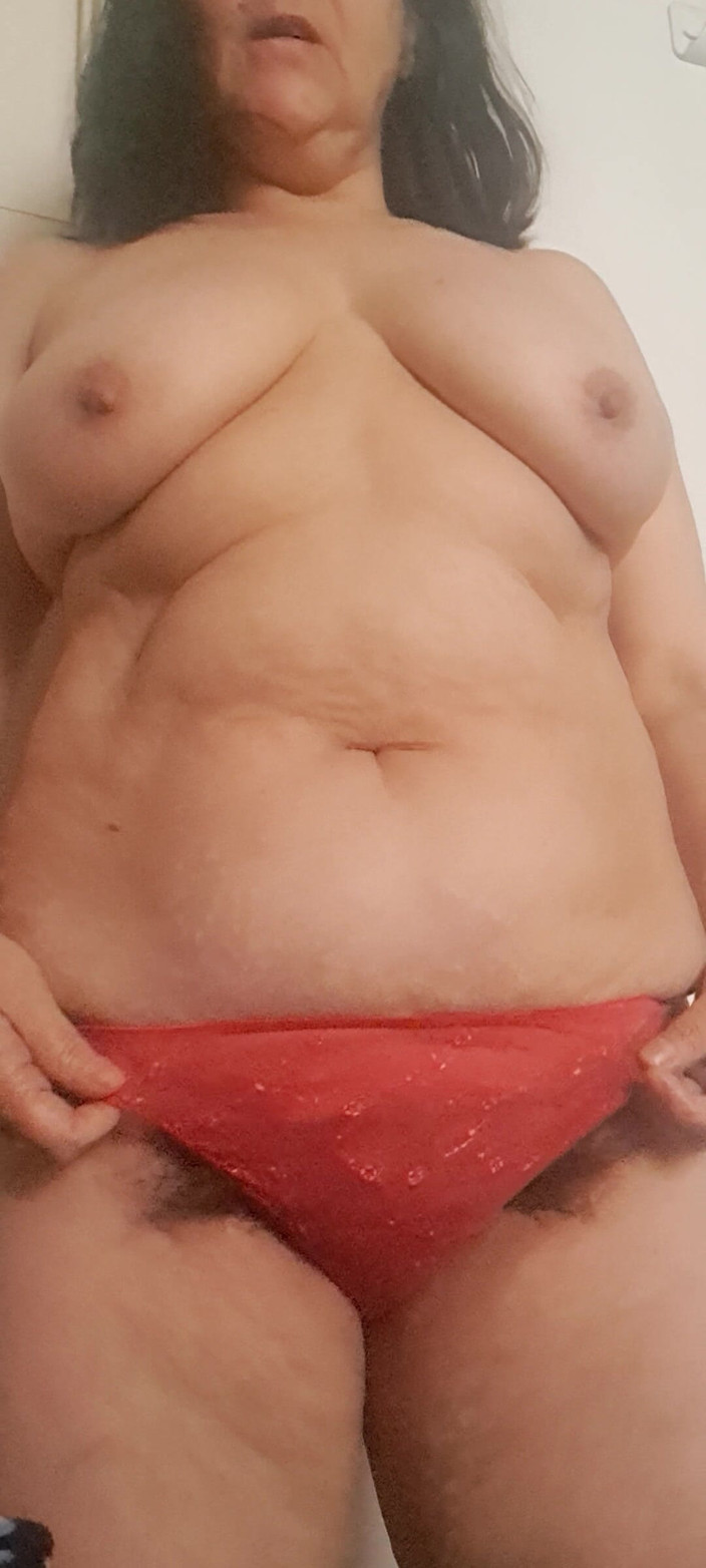 Mommy big hairy pussy: S červenými kalhotkami