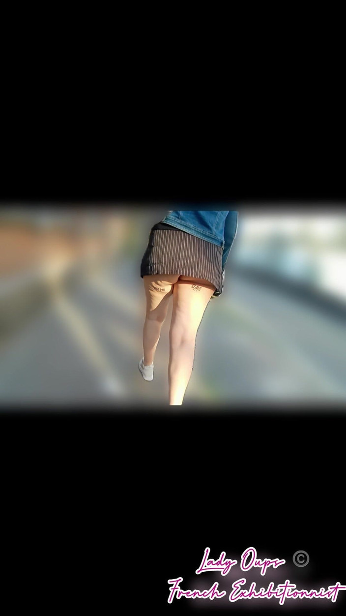 Lady Oups: Ausstellung im Stadtzentrum in einem Mikrorock mit einem Analplug in...