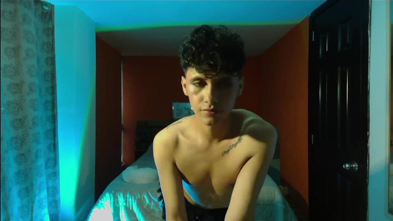 Artesensual: Femboy arzunun gölgelerini baştan çıkarıyor