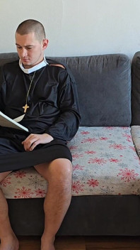 Niegrzeczny ksiądz robi się napalony, masturbuje się swoim wielkim kutasem i po raz pierwszy w życiu przeżywa orgazm