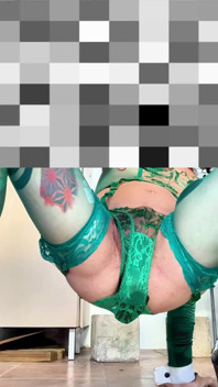 Netter femboy, sehr sexy strumpf-dessous, zeigt sein höschen draußen