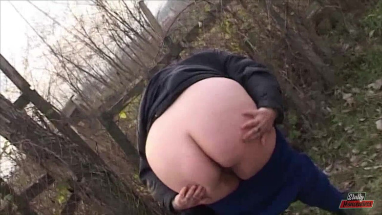 Vere Casalinghe Italia.: Old BBW chick sucks his cock outdoor in close up